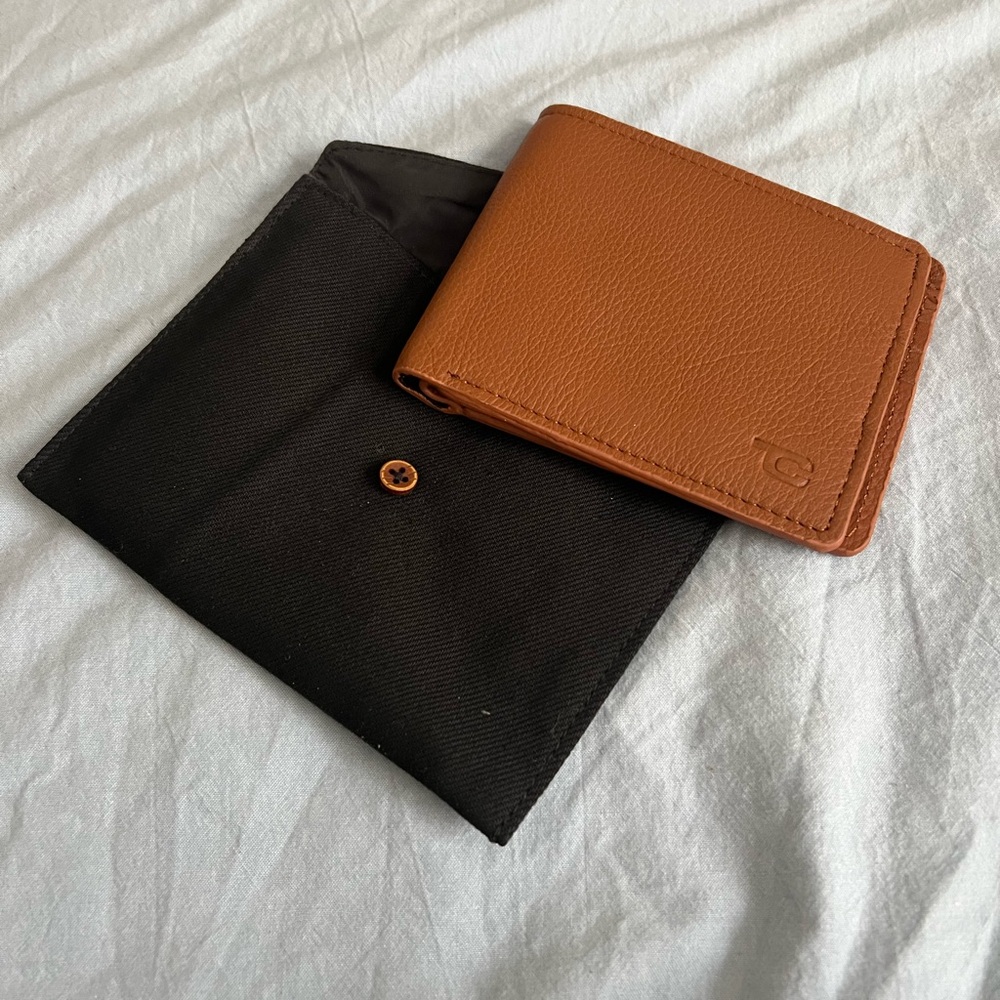 VOREN BROWN LEATHER BI-FOLD WALLET